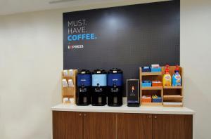 Tetera y cafetera en Holiday Inn Express Hotel & Suites Warwick-Providence Airport, an IHG Hotel