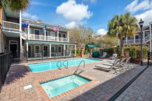 una piscina frente a una casa en Maison Saint Charles, en Nueva Orleans