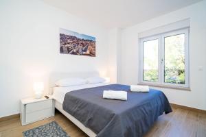 Apartment 'Holiday Above Dubrovnik'房間的床