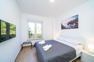 Apartment 'Holiday Above Dubrovnik'房間的床