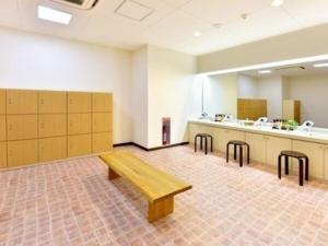 um quarto vazio com um banco e um balcão em Hotel Frontier Iwaki / Vacation STAY 79266 em Iwaki