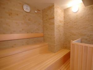 um quarto com uma sauna com um relógio na parede em Hotel Frontier Iwaki / Vacation STAY 79264 em Iwaki