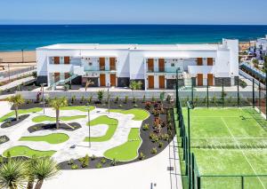 Tenis alebo squash v ubytovaní Hotel Lava Beach alebo jeho okolí