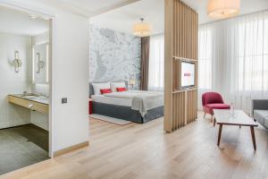 um quarto de hotel com uma cama e uma casa de banho em IntercityHotel Hamburg-Barmbek em Hamburgo