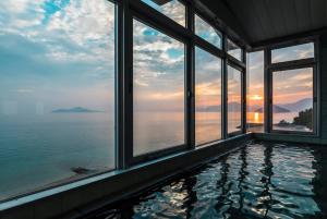 basen w domu z widokiem na ocean w obiekcie Uminos Spa & Resort w mieście Etajima