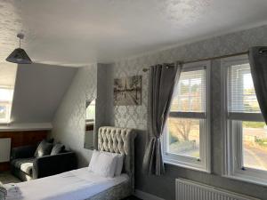 um quarto com uma cama e uma janela em Grosvenor Hotel em Robin Hood's Bay