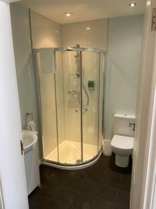 La salle de bains est pourvue d'une douche et de toilettes. dans l'établissement Ivy Cottage-Serviced accommodation, à Dyce