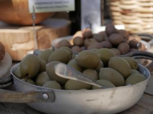 una ciotola di cipolle verdi e uova su un tavolo di Gastronomy Hotel Kritsa a Portariá