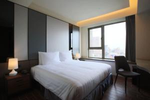 Giường trong phòng chung tại Hotel A