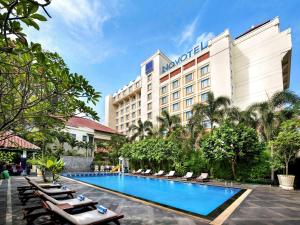 Piscine de l'établissement Novotel Solo ou située à proximité