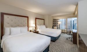 Crowne Plaza Times Square Manhattan, an IHG Hotel में एक कमरे में एक या कई बेड