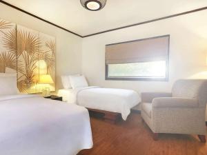 Un pat sau paturi într-o cameră la Novotel Lombok Resort & Villas