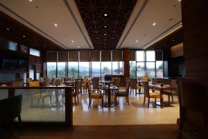 Um restaurante ou outro lugar para comer em Regenta Resort Belagavi