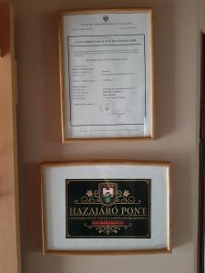 Un certificado, premio, letrero u otro documento en Börzsöny Vendégház