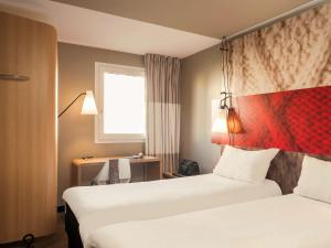 Ліжко або ліжка в номері ibis Orleans Centre Gare