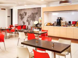 a restaurant with tables and chairs and a counter at ibis Southampton in Southampton