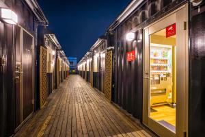 un couloir vide d'un magasin la nuit dans l'établissement HOTEL R9 The Yard Sanotenjin, à Sano