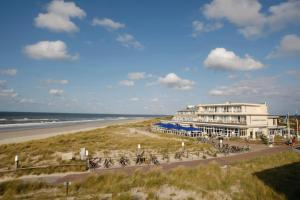 budynek na plaży obok plaży w obiekcie WestCord Strandhotel Seeduyn w mieście Oost-Vlieland