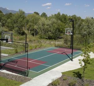 Tennis at/o squash facilities sa Staybridge Suites Colorado Springs North, an IHG Hotel o sa malapit