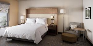 Tempat tidur dalam kamar di Holiday Inn - Fort Worth - Alliance, an IHG Hotel