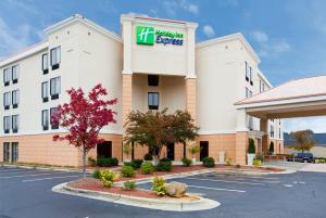 Vorderansicht eines Hotels mit Parkplatz in der Unterkunft Holiday Inn Express Durham, an IHG Hotel in Durham