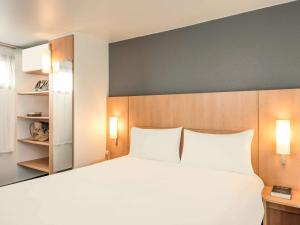 Uma cama ou camas num quarto em ibis Paris Bastille Faubourg St Antoine