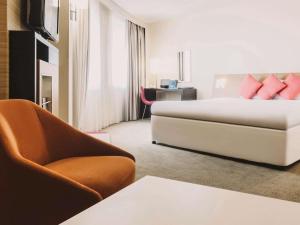 una camera d'albergo con letto e divano di Novotel Liverpool Centre a Liverpool