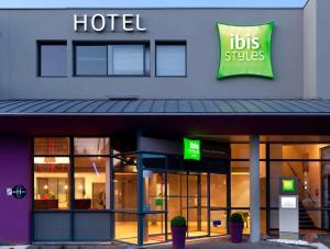 un hotel con un cartel que lee sus suites en ibis Styles Rennes St. Gregoire, en Saint-Grégoire