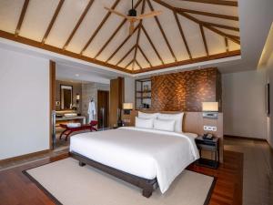 Uma cama ou camas num quarto em Pullman Luang Prabang