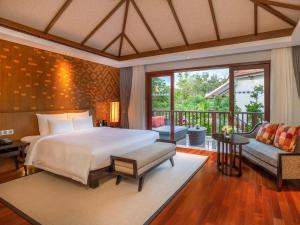 Uma cama ou camas num quarto em Pullman Luang Prabang