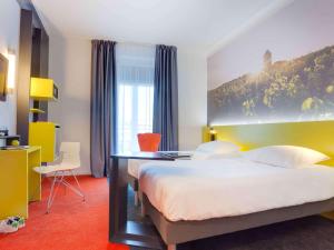 Rúm í herbergi á ibis Styles Nantes Centre Gare