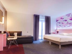 Rúm í herbergi á ibis Styles Nantes Centre Gare