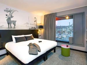 ibis Styles Genève Carouge में एक कमरे में एक या कई बेड