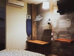 - une chambre avec un lit, un bureau et une télévision dans l'établissement Hotel Plaza Independencia, à Villahermosa