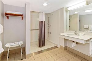 y baño con lavabo y ducha. en La Quinta Inn by Wyndham Santa Fe, en Santa Fe