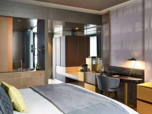 Una cama o camas en una habitación de Sofitel Munich Bayerpost