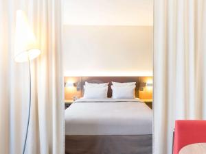 Uma cama ou camas num quarto em Novotel Suites Genève Aéroport