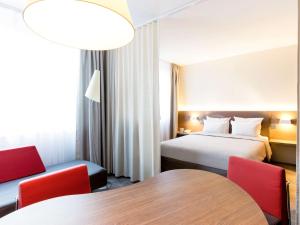 Uma cama ou camas num quarto em Novotel Suites Genève Aéroport