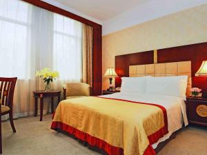 Tempat tidur dalam kamar di Grand Mercure Xian On Renmin Square