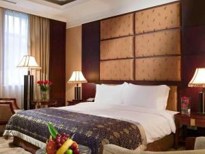 Tempat tidur dalam kamar di Grand Mercure Xian On Renmin Square