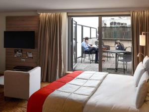 Una cama o camas en una habitación de Mercure Paris Boulogne