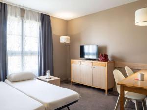 Кровать или кровати в номере Aparthotel Adagio Val d'Europe près de Disneyland Paris