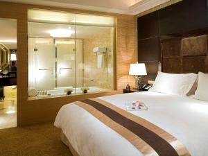 Uma cama ou camas num quarto em Sofitel Harbin