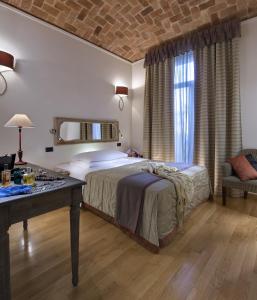 um quarto com uma cama e uma mesa num quarto em Best Western Hotel Piemontese em Turim