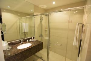 Un baño de Ramada by Wyndham Manila Central