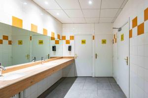 baño con 2 lavabos y espejo grande en Hostel Le Hüb Grenoble, en Grenoble