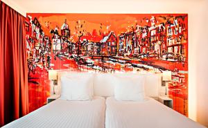 een slaapkamer met 2 bedden en een schilderij van een stad bij WestCord Art Hotel Amsterdam 3 stars in Amsterdam