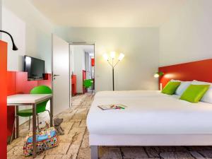 Vuode tai vuoteita majoituspaikassa ibis Styles Karlsruhe Ettlingen