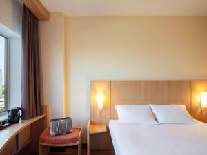 Uma cama ou camas num quarto em ibis Leiden Centre