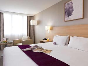 Кровать или кровати в номере Mercure Paris Velizy